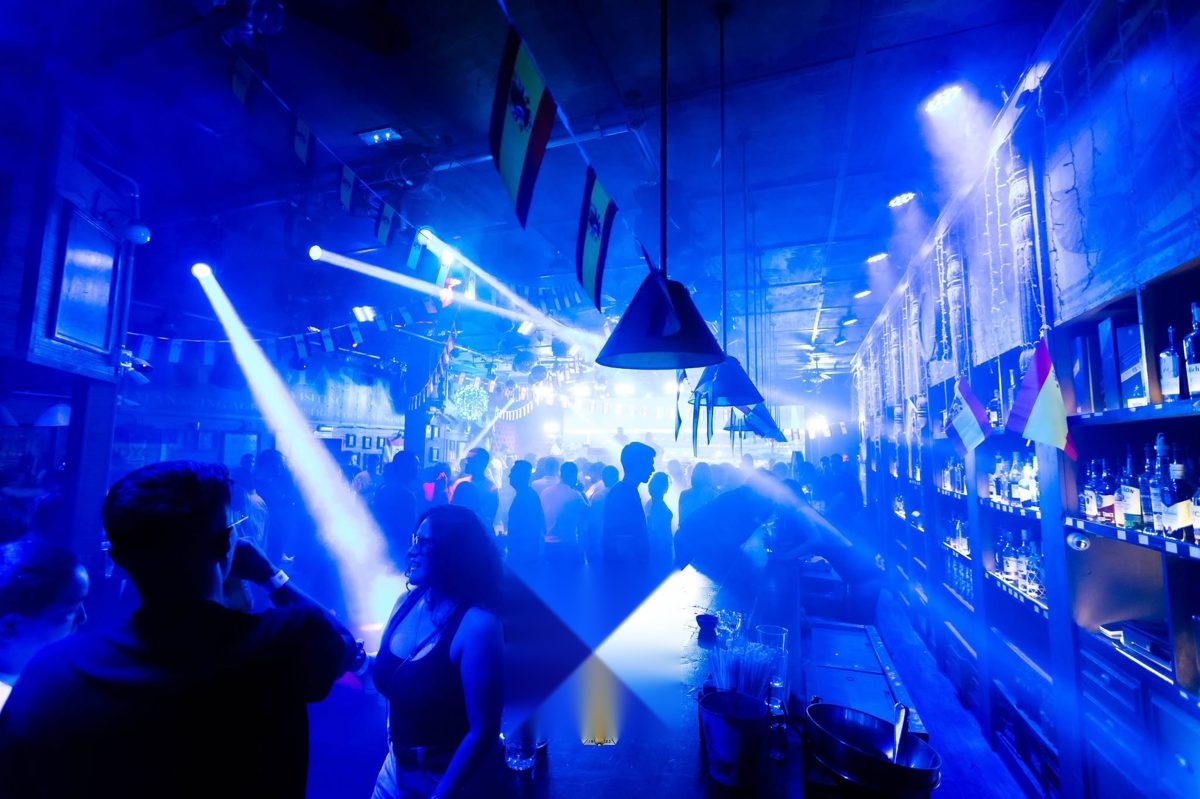 Interior de la sala Explorers durante una noche de fiesta